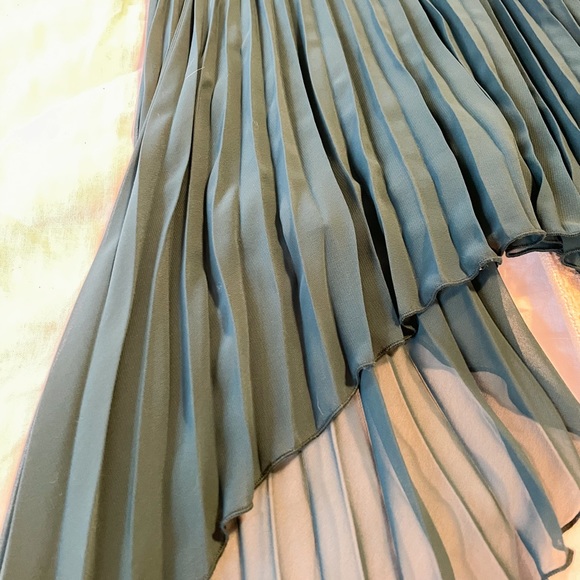 Emerald Asymmetrical V Neck Party Dress - Picture 3 of 6